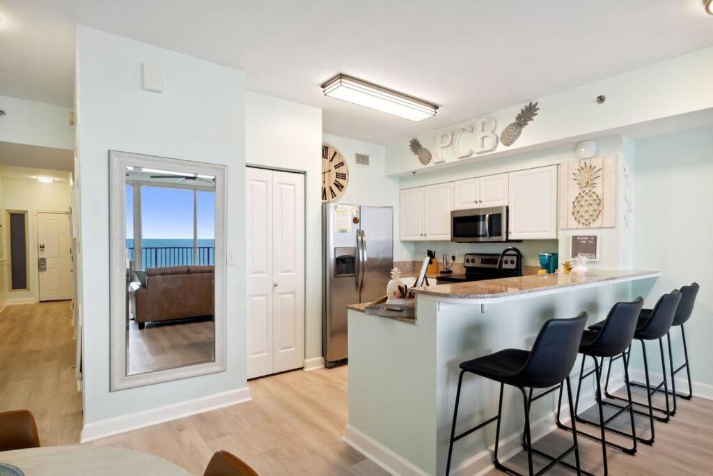 Pineapple Paradise, Front, Newly Renovated, Sleeps 6 * Panama City Beach