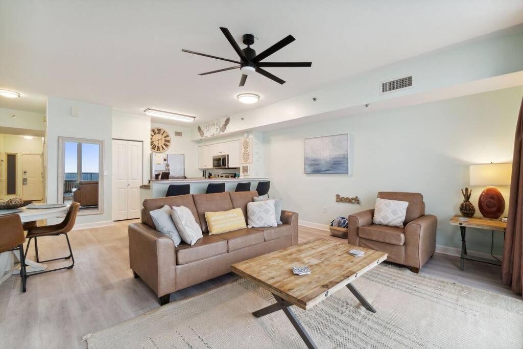 Pineapple Paradise, Front, Newly Renovated, Sleeps 6 Apartment Panama City Beach
