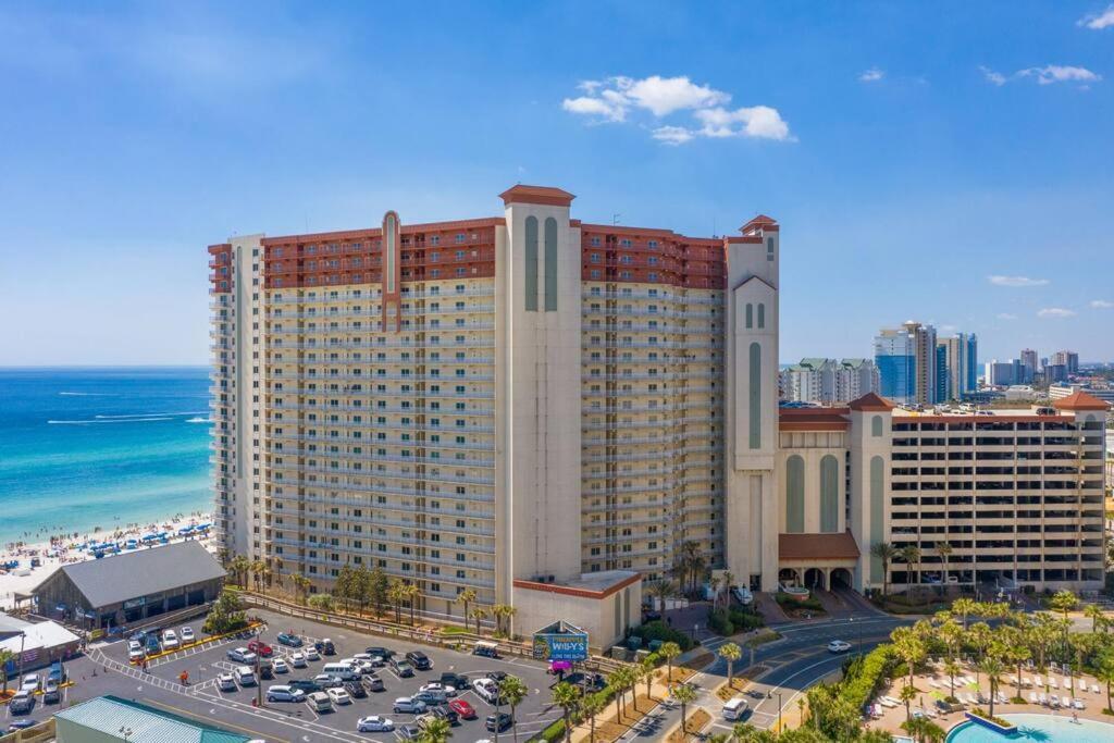 Pineapple Paradise, Front, Newly Renovated, Sleeps 6 * Panama City Beach