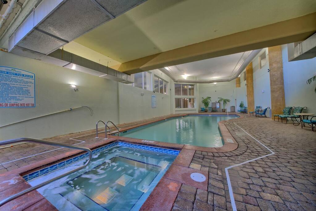 Pineapple Paradise, Front, Newly Renovated, Sleeps 6 Apartment