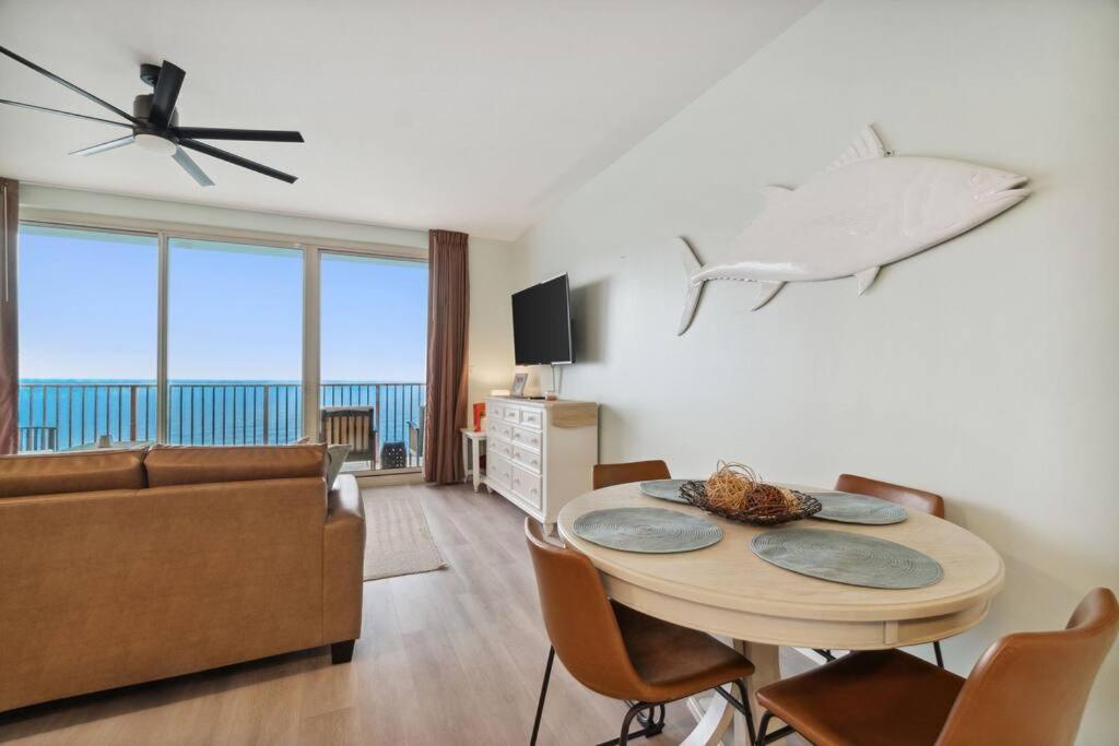 Apartment Pineapple Paradise, Front, Newly Renovated, Sleeps 6 *