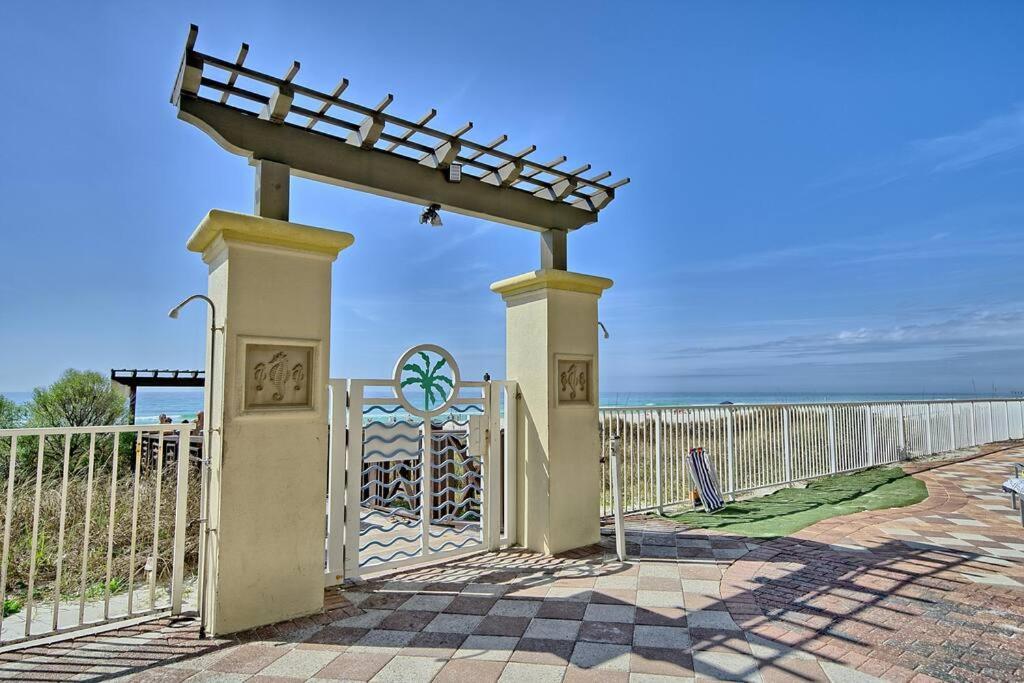 Pineapple Paradise, Front, Newly Renovated, Sleeps 6 Apartment Panama City Beach