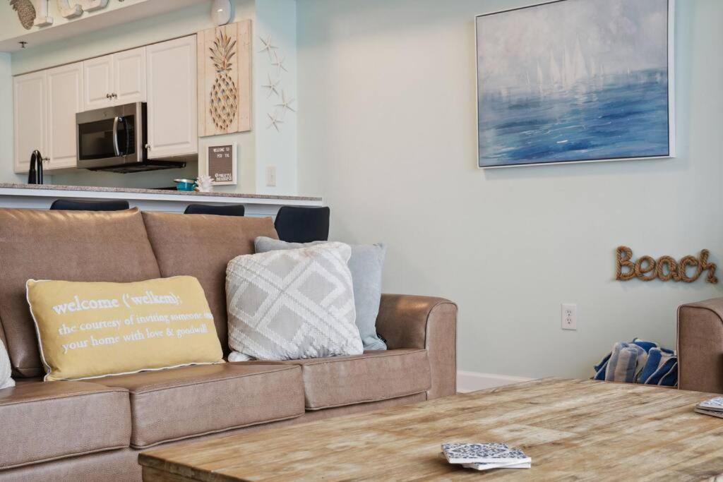 Pineapple Paradise, Front, Newly Renovated, Sleeps 6 * Panama City Beach