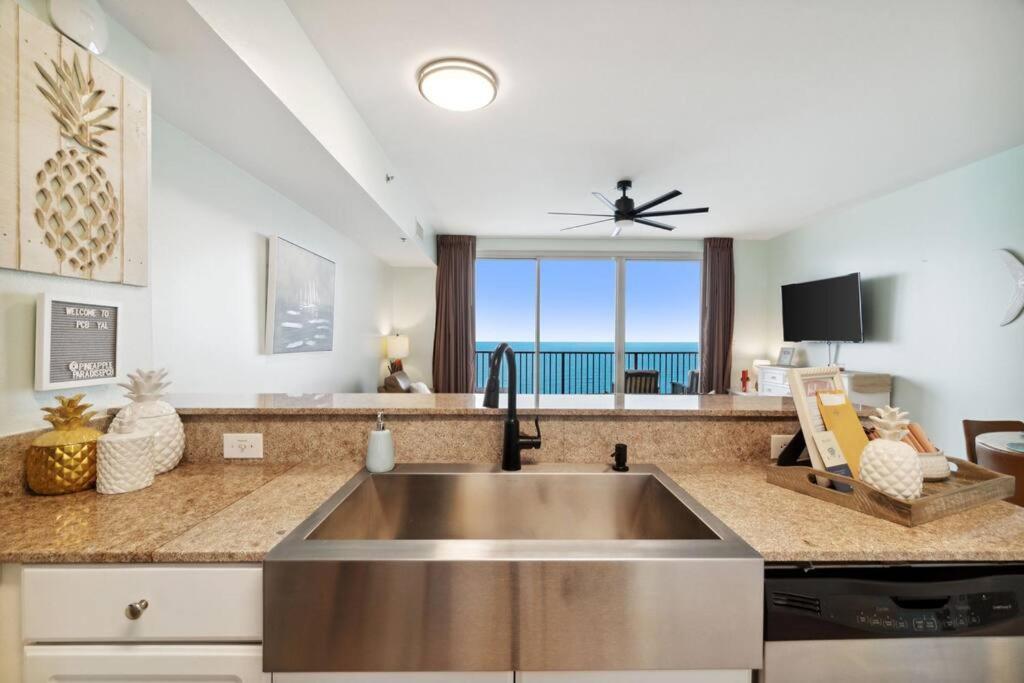 Apartment Pineapple Paradise, Front, Newly Renovated, Sleeps 6 *