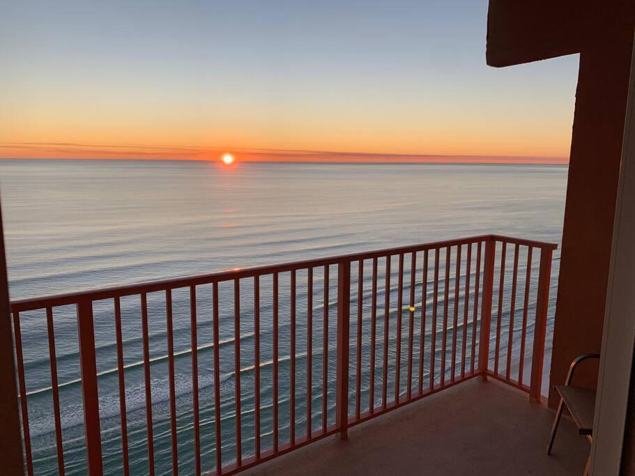Apartment Pineapple Paradise, Front, Newly Renovated, Sleeps 6