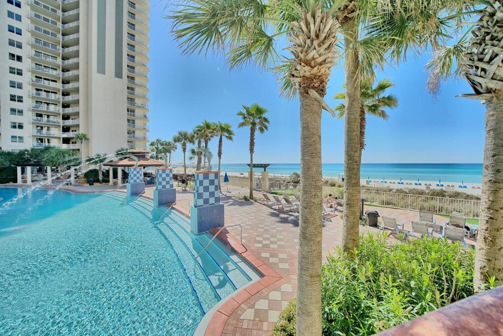 Apartment Pineapple Paradise, Front, Newly Renovated, Sleeps 6