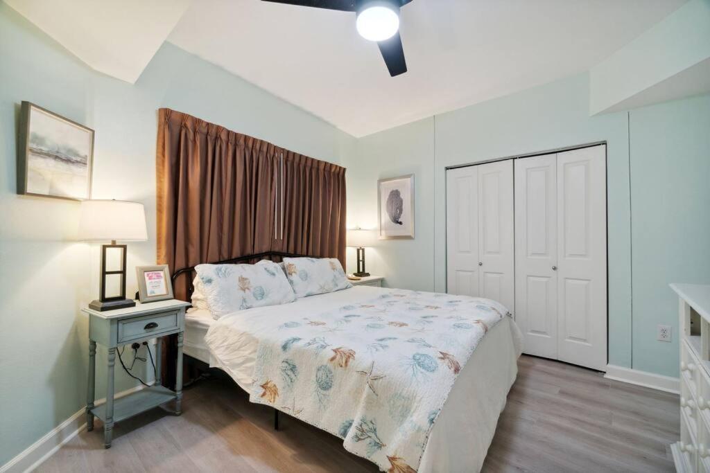Pineapple Paradise, Front, Newly Renovated, Sleeps 6 Apartment Panama City Beach