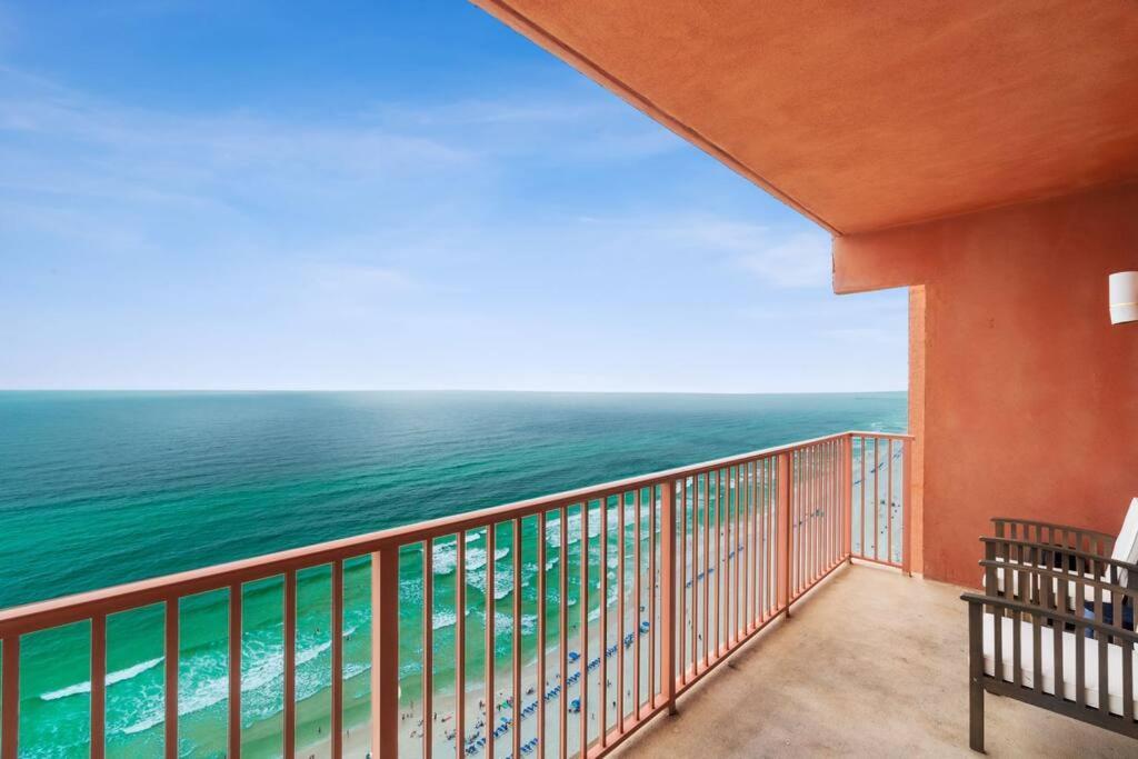 Pineapple Paradise, Front, Newly Renovated, Sleeps 6 * Panama City Beach