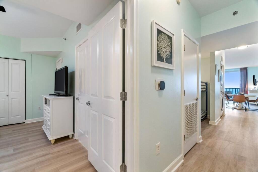 Pineapple Paradise, Front, Newly Renovated, Sleeps 6 Panama City Beach